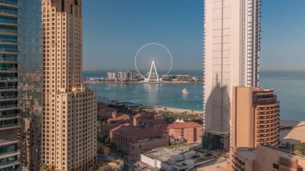 Vista panoramica sulla zona di Dubai Marina e JBR e sulla famosa timelapse aerea della ruota panoramica — Video Stock