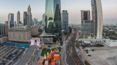 Dubai Uluslararası Finans Bölgesi Hava Gününden Geceye Panorama. İş ve finans kuleleri manzarası.