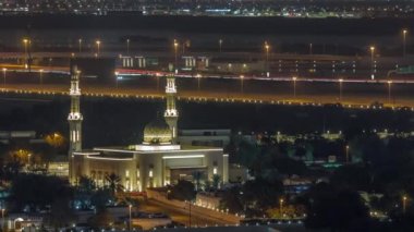 Caminin ve Deira 'nın hava manzarası arka plandaki gece programında. Dubai, Birleşik Arap Emirlikleri