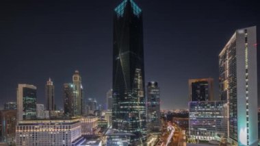 Dubai Uluslararası Finans Bölgesi Hava Gecesi Zamanlaması. İş ve finans kulelerinin panoramik görünümü.