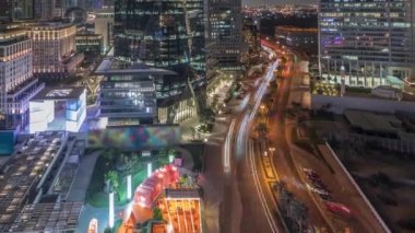 Dubai Uluslararası Finans Bölgesi Hava Gecesi Zamanlaması. İş ve finans kulelerinin panoramik görünümü.