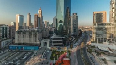 Panorama, Dubai Uluslararası Finansal Bölgesel Hava Zaman Çizelgesini gösteriyor. İş ve finans kuleleri manzarası.