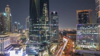 Dubai Uluslararası Finans Bölgesi hava sahasında tüm gece. İş ve finans kulelerinin panoramik görünümü.