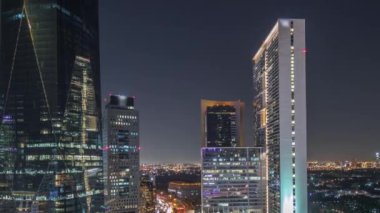 Dubai Uluslararası Finans Bölgesi Hava Gecesi Zamanlaması. İş ve finans kulelerinin panoramik görünümü.