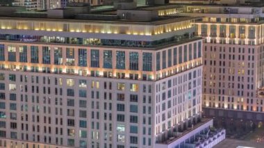 Dubai 'nin finans bölgesindeki oteller ve ofis binaları gece uçuşları