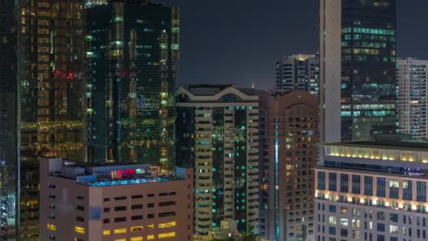 Dubai International Financial distrito aéreo noche timelapse. Vista panorámica de las torres de oficinas comerciales y financieras. — Vídeo de stock