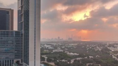 Dubai Uluslararası Finans Bölgesi hava sahasından gece gündüz. İş yeri kulelerinin görüntüsü.