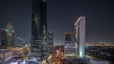 Dubai Uluslararası Finans Bölgesi Hava Gecesi Zamanlaması. İş ve finans kulelerinin panoramik görünümü.