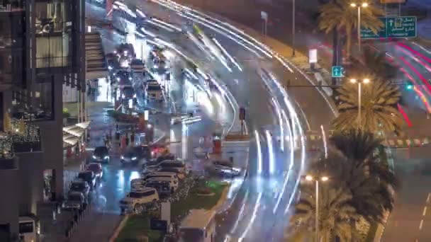 Skyline kilátás a forgalomra az Al Saada utcán, közel a DIFC kerület éjszakai időintervallum Dubai, Egyesült Arab Emírségek. — Stock videók