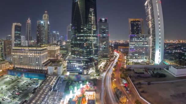 Panorama des Dubai International Financial District die ganze Nacht über aus der Luft. Panoramablick auf Geschäfts- und Finanzamtstürme. — Stockvideo