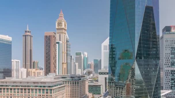 Dubai International Financial District luchtfoto de hele dag tijdspanne. Panoramisch uitzicht op zakelijke en financiële kantoortorens. — Stockvideo