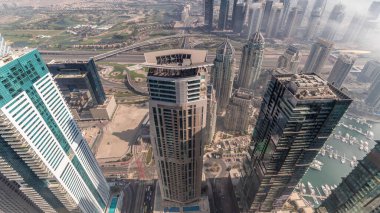 JLT bölgesindeki gökdelenleri sis kapladı. Akşam saatlerinde Dubai marina kulelerinden golf sahası ve karayolu trafiği olan en iyi manzara.