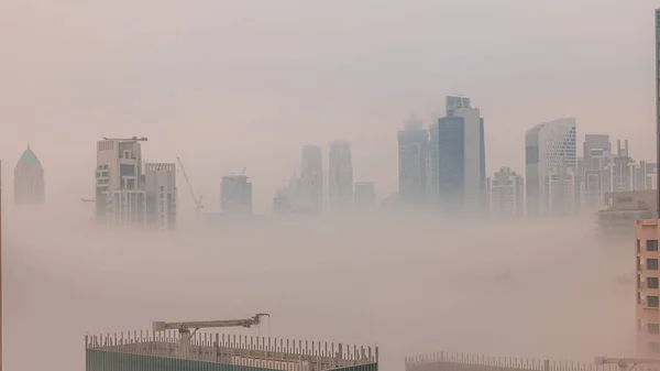 日の出のタイムラプスの間 ビジネスベイ地区の朝の霧に覆われたドバイの高層ビル アラブ首長国連邦のダウンタウンの上からの空中ビュー — ストック写真