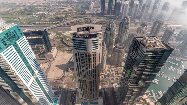 JLT bölgesindeki gökdelenleri sis kapladı. Akşam saatlerinde Dubai marina kulelerinden golf sahası ve karayolu trafiği olan en iyi manzara.