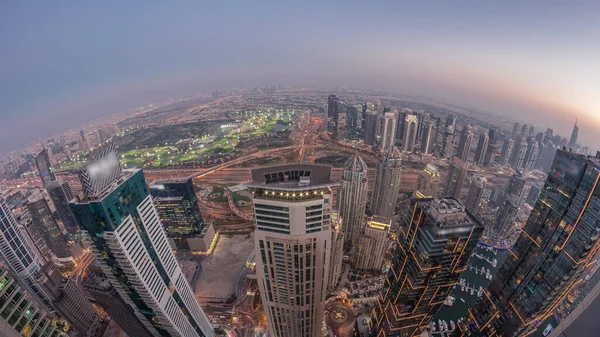 夜の遷移タイムラプス ドバイ アラブ首長国連邦へのJlt高層ビルやゴルフコース日とドバイマリーナのパノラマ 日没後の塔の上からの空中風景 — ストック写真