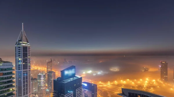 ドバイ マリーナの上空には早朝の冬の霧が立ち込めており 街路灯に照らされた高層ビル群は昼から夜へと移行します 雲の上からの眺め ドバイ アラブ首長国連邦 — ストック写真