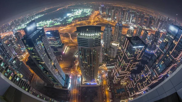 迪拜码头全景 与Jlt摩天大楼和高尔夫球场通宵穿行 阿拉伯联合酋长国迪拜 空中俯瞰着塔顶上的雾气 城市的天际线 灯灭了 — 图库照片