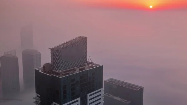 Сонячний Підйом Над Рідкісним Ранковим Зимовим Туманом Над Горизонтом Дубай — стокове фото