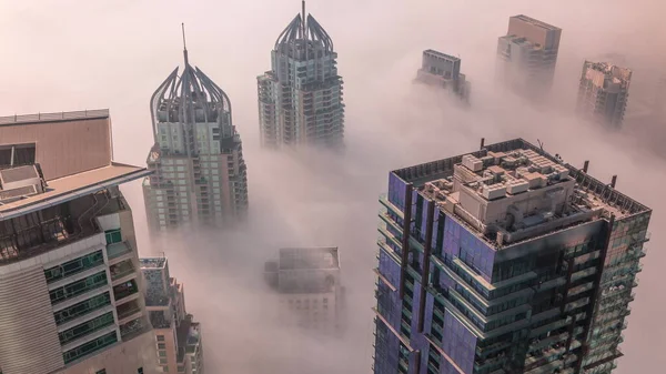 Torres Cubiertas Por Rara Niebla Invernal Madrugada Sobre Horizonte Dubai — Foto de Stock