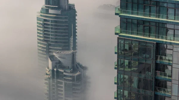 Věže Zakryté Vzácnou Ranní Zimní Mlhou Nad Panoramatem Dubajského Přístavu — Stock fotografie