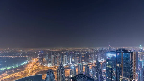 Dubai Marina Panorama 'sı JLT gökdelenleri ve golf sahası ile tüm gece boyunca, Dubai, Birleşik Arap Emirlikleri. Sisi olan kulelerin üzerinden hava görüntüsü. Işıklar sönerken şehrin ufuk çizgisi
