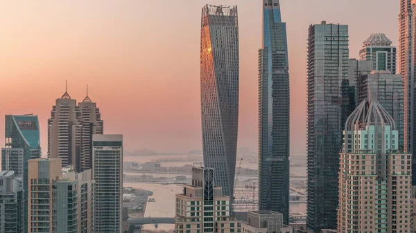 Ουρανοξύστες Της Μαρίνας Ντουμπάι Φωτισμένα Υψηλότερα Κτίρια Κατοικιών Μέρα Νύχτα — Φωτογραφία Αρχείου