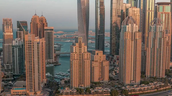 Drapacze Chmur Dubai Marina Oświetlonymi Najwyższymi Budynkami Mieszkalnymi Poranek Timelapse — Zdjęcie stockowe