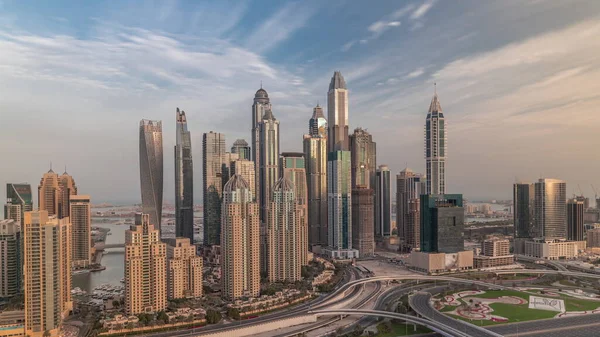 Mrakodrapy Dubajského Přístavu Osvětlenými Nejvyššími Obytnými Budovami Ranní Čas Provoz — Stock fotografie