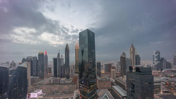 迪拜金融区商业中心位于谢赫扎耶德路 Sheikh Zayed 在日落后的未来摩天大楼全景一天天地经过 天空乌云密布 空中鸟瞰 — 图库照片