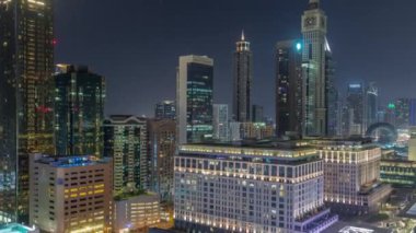 Dubai Uluslararası Finans Bölgesi Hava Gecesi Zamanlaması. İş ve finans kuleleri manzarası.