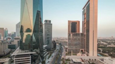 Dubai Uluslararası Finans Bölgesi hava gününden gece saatine. İş ve finans kulelerinin panoramik görünümü.