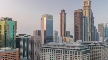 Dubai Uluslararası Finans Bölgesi hava gününden gece saatine. İş ve finans kulelerinin panoramik görünümü.