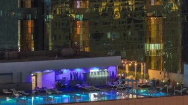 Havuzun dışındaki lüks yüzme havuzu ve havadaki dinlenme bölgesi.