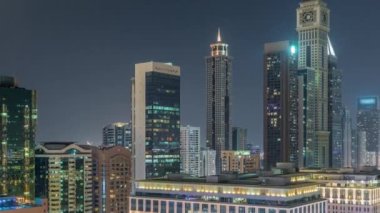 Dubai Uluslararası Finans Bölgesi hava sahasında tüm gece. İş ve finans kuleleri manzarası.