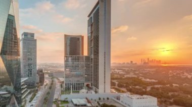 Dubai Uluslararası Finans Bölgesi hava sahasından gece gündüz. İş yeri kulelerinin panoramik görünümü.