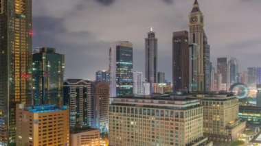 Dubai Uluslararası Finans Bölgesi hava sahasından gece gündüz. İş yeri kulelerinin görüntüsü.