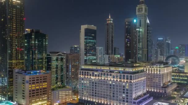 Dubai International Financial District flyg natten timelapse. Utsikt över affärs- och ekonomikontorstorn. — Stockvideo
