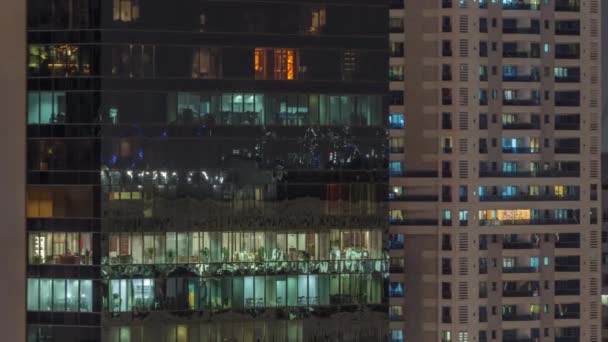 Okna budynków mieszkalnych i biur w nocy timelapse, światło z okien domów — Wideo stockowe