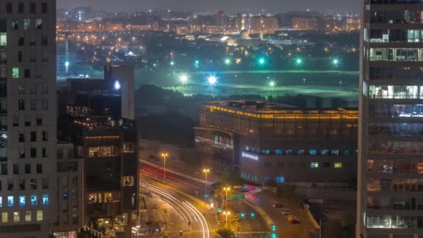 Vista panorámica del tráfico en la calle Al Saada cerca del distrito DIFC noche al día timelapse en Dubai, Emiratos Árabes Unidos. — Vídeos de Stock