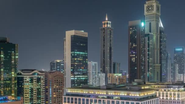 Dubai International Financial District-fly hele natten. Utsyn over forretnings- og finanskontortårn. – stockvideo