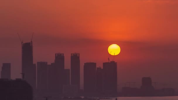 Východ slunce nad Dubai Creek Harbor s mrakodrapy a věžemi ve výstavbě vzdušného času — Stock video
