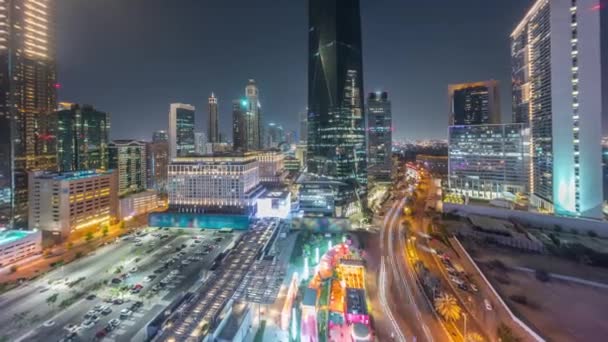 Dubai International Financial distrito aéreo noche timelapse. Vista panorámica de las torres de oficinas comerciales y financieras. — Vídeo de stock