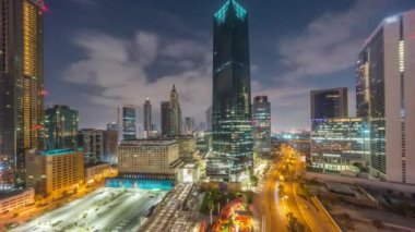 Dubai Uluslararası Finans Bölgesi hava sahasından gece gündüz. İş yeri kulelerinin panoramik görünümü.