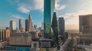 Dubai Uluslararası Finans Bölgesi Havacılık Zaman Çizelgesi. İş ve finans kulelerinin panoramik görünümü.