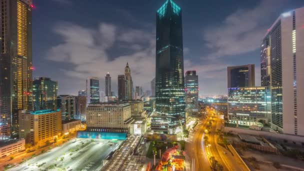 Dubai International Financial District anteny noc po dniu timelapse. Panoramiczny widok na biurowce biznesowe. — Wideo stockowe