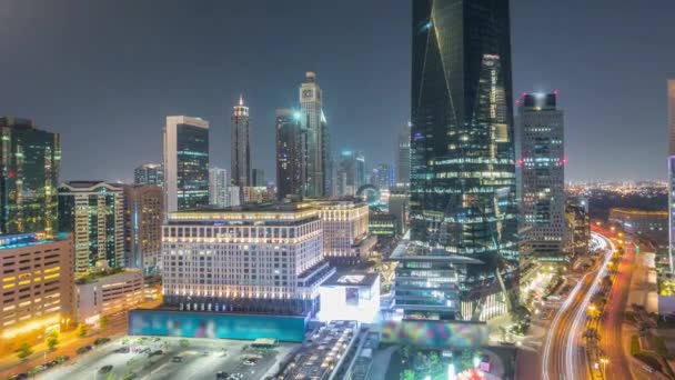 Dubai International Financial District luchtfoto de hele nacht tijdspanne. Panoramisch uitzicht op zakelijke en financiële kantoortorens. — Stockvideo