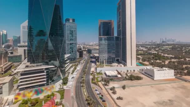 Dubai International Financial District aéreo durante todo o dia timelapse. Vista panorâmica das torres de negócios e de escritórios financeiros. — Vídeo de Stock