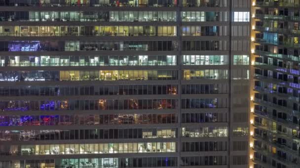 Ventanas de edificios de oficinas por la noche timelapse, la luz de las ventanas de las casas — Vídeo de stock