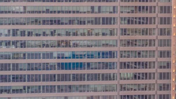 Fenêtres des immeubles de bureaux timelapse jour à nuit, la lumière des fenêtres des maisons — Video