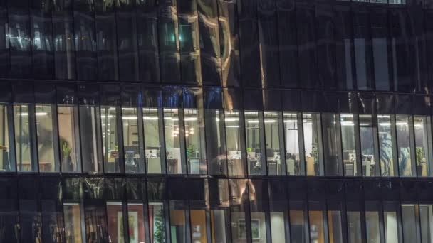 Ventanas de edificios de oficinas por la noche timelapse, la luz de las ventanas de las casas — Vídeos de Stock
